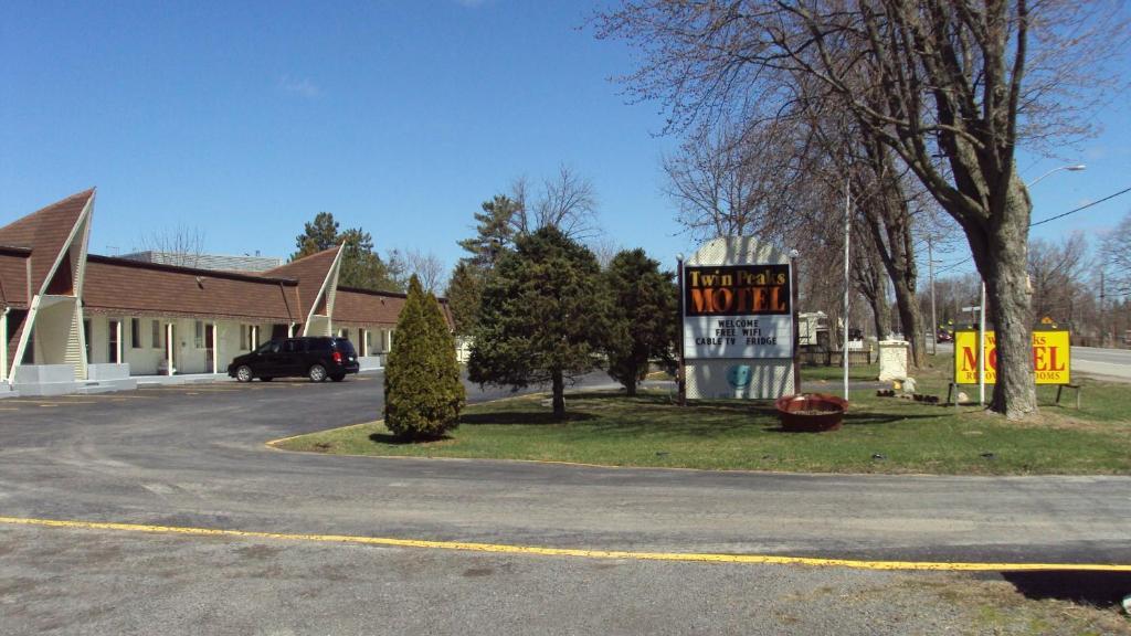 Twin Peaks Motel Napanee Exterior foto