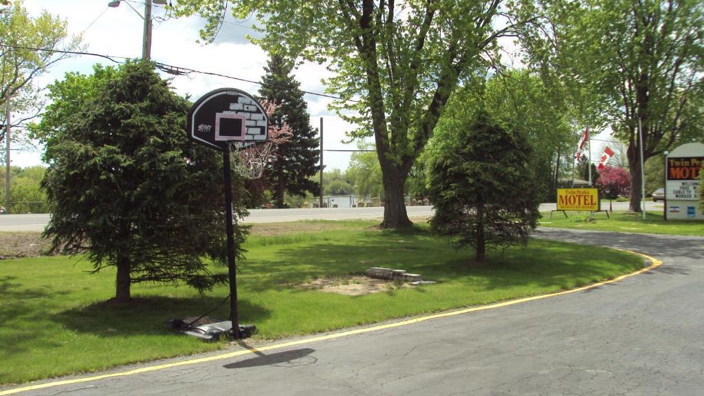 Twin Peaks Motel Napanee Exterior foto