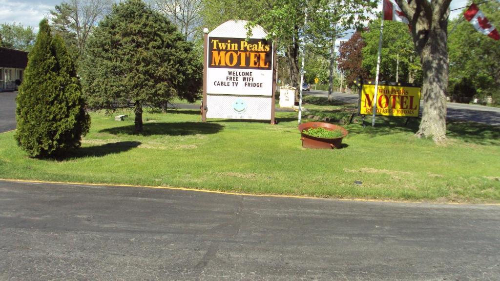 Twin Peaks Motel Napanee Exterior foto